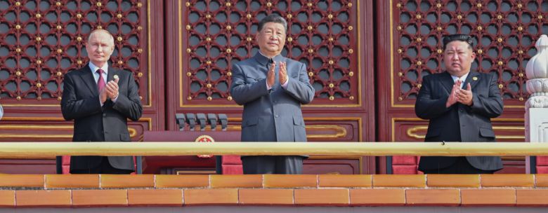 김정은 북한 국무위원장(오른쪽)과 시진핑 중국 국가주석(가운데), 블라디미르 푸틴 러시아 대통령이 3일 베이징 톈안먼 망루에서 중국 전승절 80주년 열병식을 지켜보며 박수를 치고 있다. 북-중-러 정상이 한자리에 모인 것은 1959년 중화인민공화국 건국 10주년 열병식 이후 66년 만이다. 베이징=신화 뉴시스