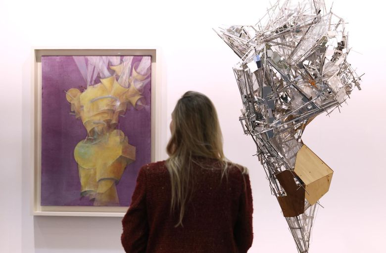 ‘프리즈 서울’이 3일 서울 강남구 코엑스에서 개막한 가운데 관객들이 백남준의 작품(위쪽 사진)과 이불의 작품을 감상하고 있다. 올해 4회째를 맞은 프리즈 서울은 현대미술품을 다룰 뿐 아니라 고미술품을 소개하는 ‘프리즈 마스터스’와 지역 작가를 소개하는 ‘포커스 아시아’ 등의 섹션도 마련했다. 뉴스1