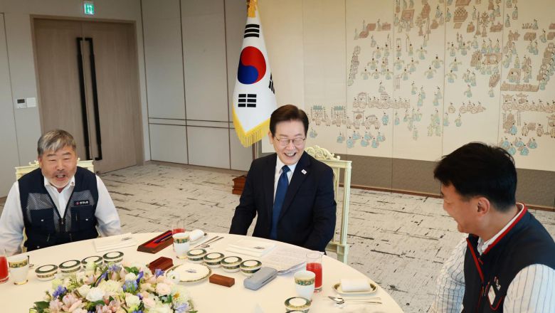 이재명 대통령이 4일 서울 용산 대통령실 청사에서 열린 양대 노총 위원장과 오찬 간담회에서 발언하고 있다. (대통령실통신사진기자단) 뉴시스