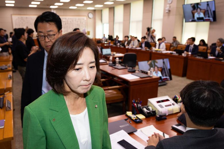 나경원 의원 등 국민의힘 의원들이 2일 서울 여의도 국회에서 열린 제429회 국회(정기회) 법제사법위원회 제1차 전체회의에서 추미애 법사위원장의 의사진행에 항의하며 퇴장하고 있다. 2025.9.2/뉴스1