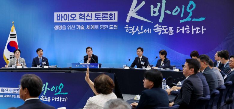 이재명 대통령이 5일 인천 송도 컨벤시아에서 열린 바이오 혁신 토론회에서 참석자 발언을 듣고 있다. (대통령실통신사진기자단) 뉴시스