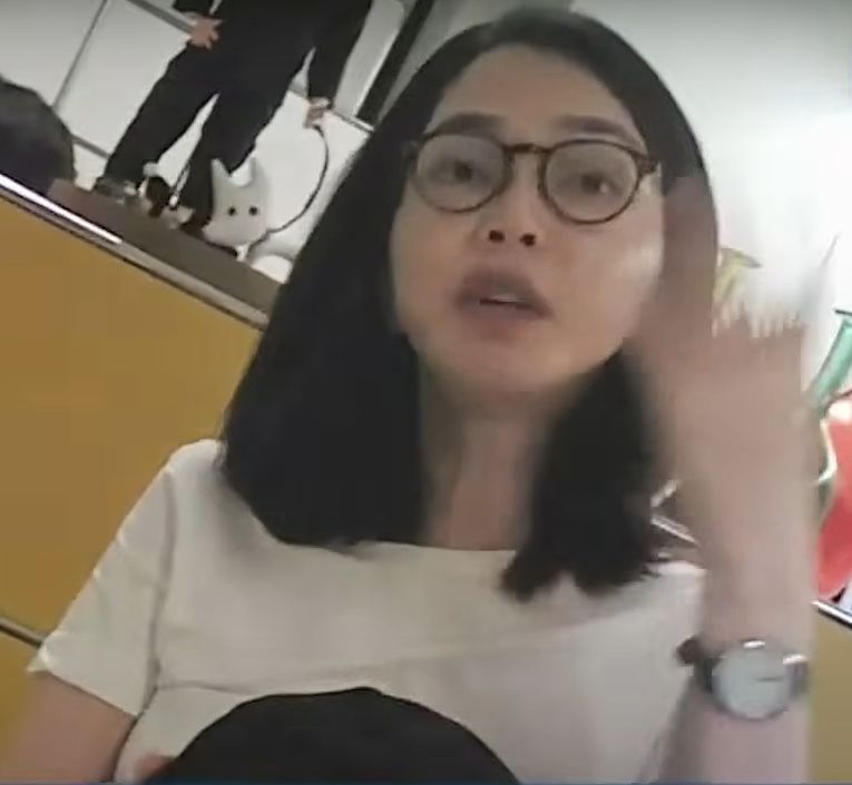 디올백 영상 속 ‘바쉐론’ 추정 손목시계. 2022년 9월 13일 최재영 씨가 서울 서초동 코바나컨텐츠 사무실에서 김건희 여사에게 디올백을 건네며 촬영한 영상 속 김 여사가 착용한 손목시계가 바쉐론 콘스탄틴 제품과 유사하다는 의혹이 제기됐다. 사업가 서모 씨는 같은 해 9월 7일 전달했다고 주장했지만, 김 여사는 특검에 “모른다”는 취지로 밝힌 바 있다. 서울의소리 유튜브 캡처