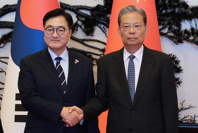 우원식 국회의장(왼쪽)이 4일 중국 베이징 인민대회당에서 권력서열 3위 자오러지 전국인민대표대회(전국인대) 상무위원장과 악수하고 있다. 베이징=국회의장실 제공