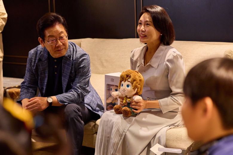 이재명 대통령과 김혜경 여사가 6일 서울 용산의 한 영화관에서 영화 ‘킹 오브 킹스’를 관람하기 전 영락보린원 원생들과 대화를 하고 있다. 대통령실 제공