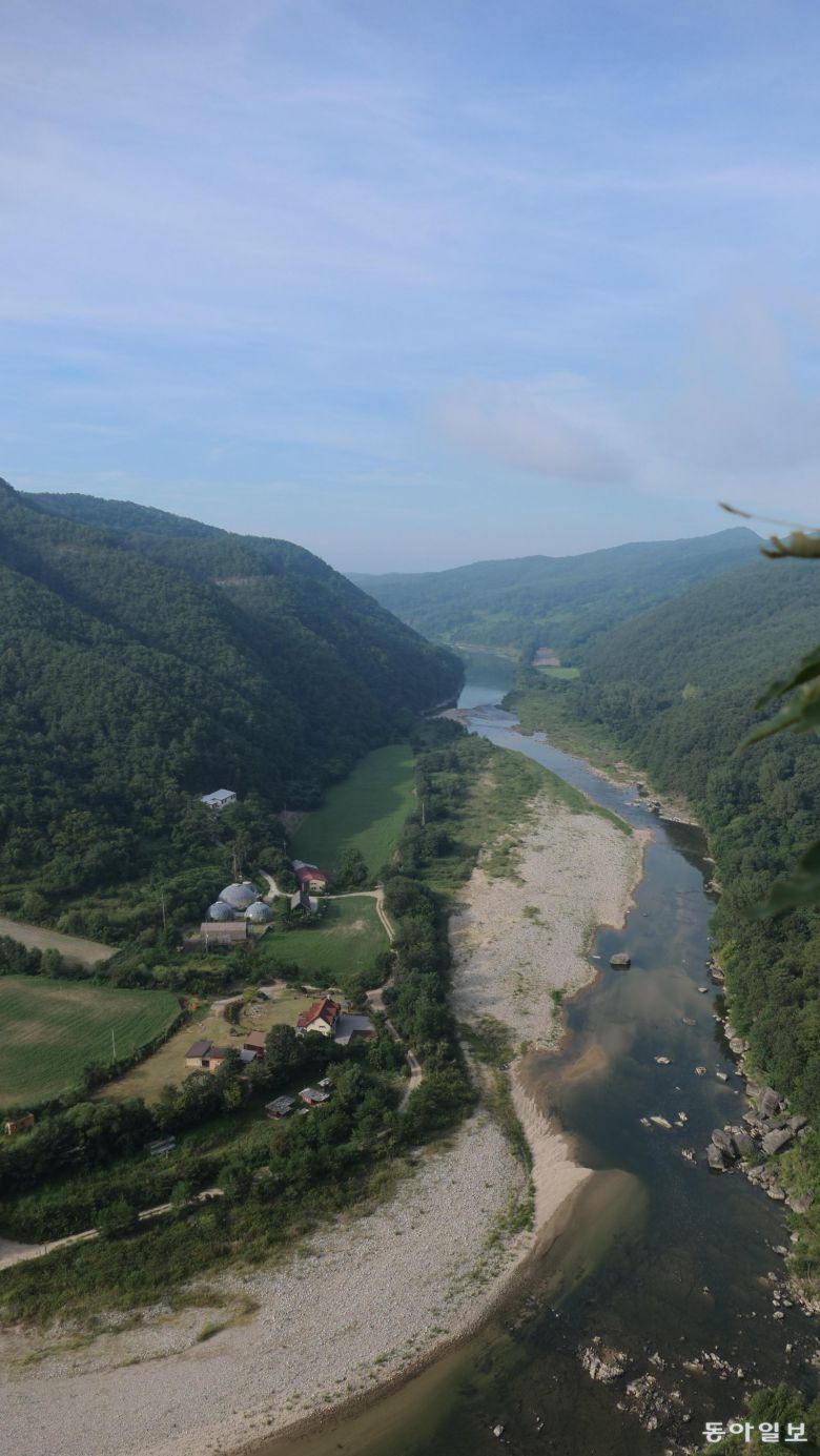 학소대 정상에서 내려다본 맹개마을과 미천장담. 이 지역에서는 미천장담을 ‘시내를 가득 메운 길쭉한 못’이라는 뜻의 메내긴소라고 불렀다고 한다.