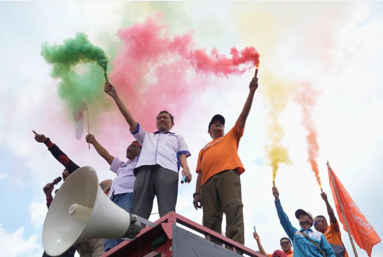 8월 28일 인도네시아 자카르타 의회 밖에서  저임금에 반대하는 집회를 벌이는 인도네시아 노동자들. AP 뉴시스