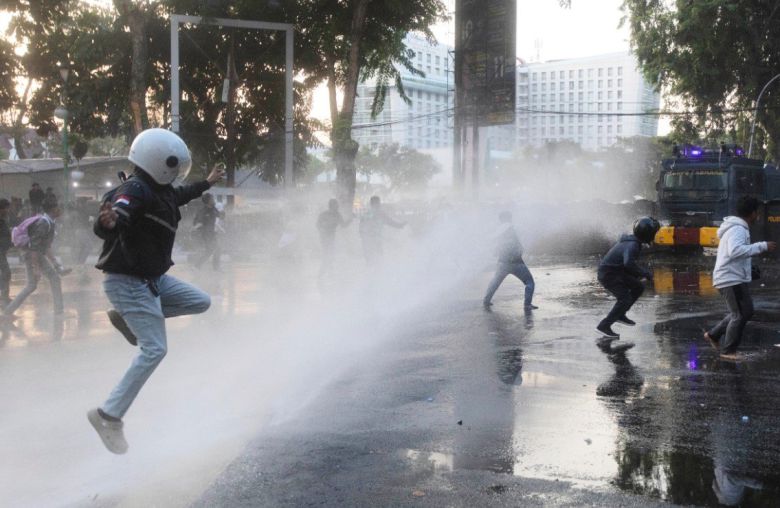 8월 26일 인도네시아 북수마트라 메단에서 열린 시위 중 경찰이 물대포를 쏘고 있다. AP 뉴시스