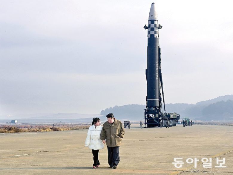 2022년 11월 27일, 대륙간탄도미사일 발사 시험장에서 딸의 손을 잡고 걷고 있는 김정은. 김주애의 얼굴은 이날 처음 공개됐다. 동아일보 DB