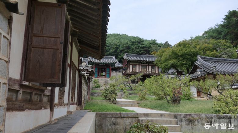도산서원 내부 전경. 앞쪽 푸르게 칠한 문이 중문인 진도문(眞道門)이다.
