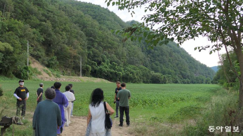 맹개마을에 사는 50대 부부는 직접 밀을 길러 소주를 만들어 판다. 뒤에 펼쳐진 밀밭에는 현재 메밀이 자란다. 6월에 밀을 수확하고 나면 9월까지 메밀을 키운다.