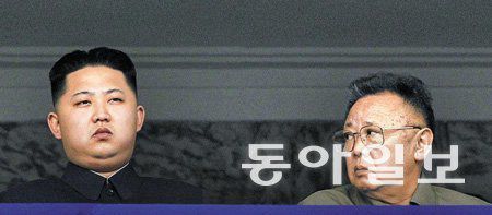 2010년 10월 10일 김일성광장에서 아들 김정은을 최초로 공개한 김정일. “과연 잘 해낼 수 있을까”라는 걱정스러운 눈빛이 역력하다. 동아일보 DB