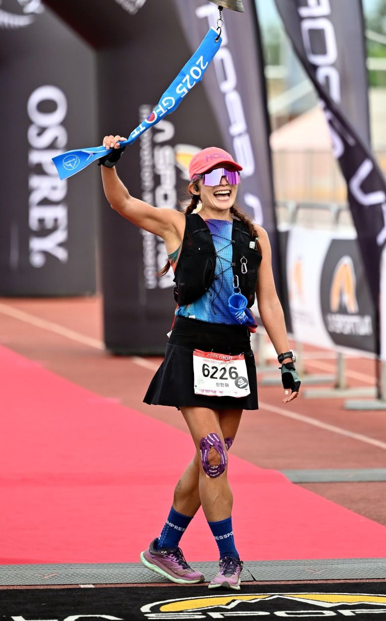 신민아 씨가 올 5월 거제트레일러닝 대회를 완주한 뒤 즐거운 표정을 짓고 있다. 신민아 씨 제공.