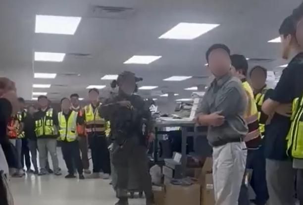 4일(현지 시간) 미국 조지아주의 현대차-LG에너지솔루션 합작 배터리 공장 건설 현장에서 미국 정부기관 관계자(가운데)가 채증 카메라 등을 몸에 부착한 채 직원들을 통제하고 있다. 이날 미국 관계 당국은 “불법 체류자 약 475명을 검거했다”고 밝혔다. 사진 출처 페이스북