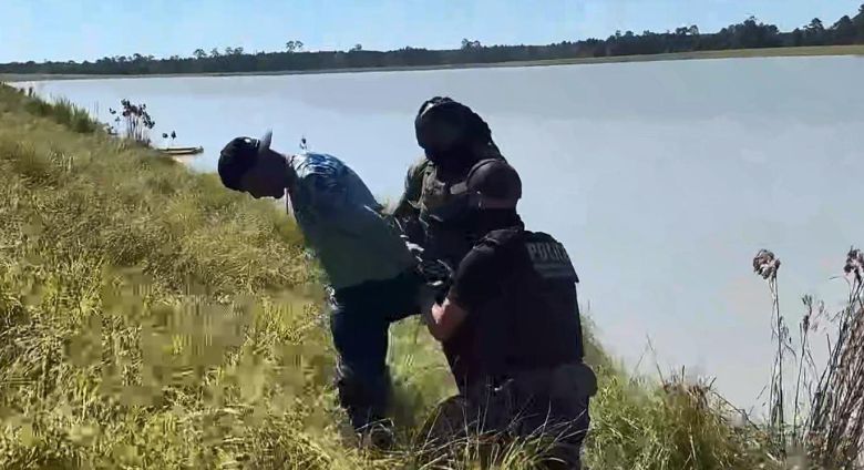 연못으로 도망치자 쫓아가 체포 미국 이민세관단속국(ICE)이 4일(현지 시간) 조지아주 서배너의 현대차그룹-LG에너지솔루션의 합작 배터리 공장 건설 현장 인근 연못에서 불법 체류 혐의를 받는 직원을 체포하는 모습. 미국 이민세관단속국(ICE) 홈페이지 캡처