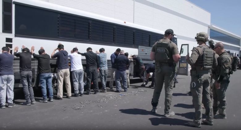 [서울=뉴시스] = 미국 이민 단속 당국이 홈페이지를 통해 지난 4일(현지시간) 조지아주 현대차그룹-LG에너지솔루션의 합작 배터리 공장 건설현장에서 벌인 불법체류·고용 단속 현장 영상을 홈페이지를 통해 공개했다. (사진= ICE 홈페이지 영상 캡쳐) 2025.09.06. photo@newsis.com *재판매 및 DB 금지