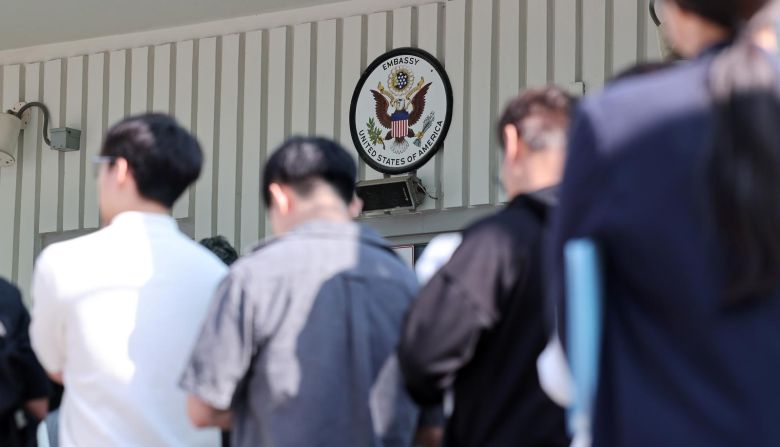 서울 종로구 주한미국대사관 앞에 미국 비자를 발급 받으려는 시민들이 줄 지어 서 있다. 뉴스1