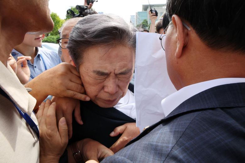 김형석 독립기념관장이 8일 오전 서울 여의도 국회 소통관에서 ‘독립기념관 바로 세우기’ 기자회견을 마친 후 시민단체 회원들의 항의를 받으며 차량으로 이동하고 있다. 2025.09.08. 뉴시스