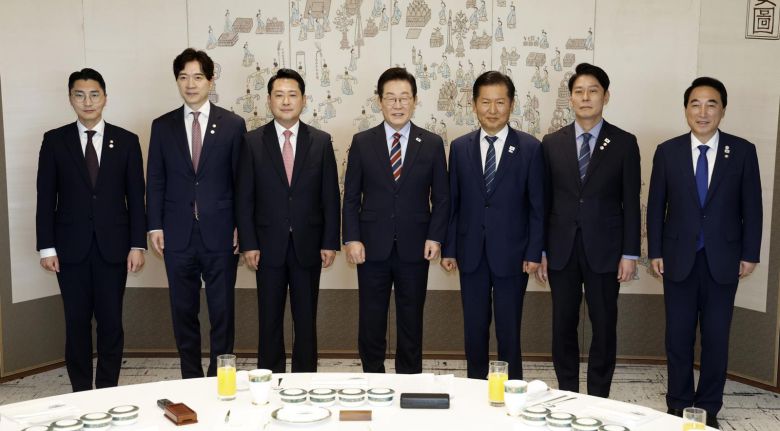 이재명 대통령이 8일 서울 용산 대통령실 청사에서 열린 여야 지도부 오찬 회동에서 정청래 더불어민주당 대표, 장동혁 국민의힘 대표 등 참석자들과 기념촬영을 하고 있다.   왼쪽부터 박준태 국민의힘 당대표 비서실장, 박성훈 국민의힘 수석대변인, 장동혁 국민의힘 대표, 이 대통령, 정청래 더불어민주당 대표, 한민수 더불어민주당 당대표 비서실장, 박수현 더불어민주당 수석대변인. 2025.09.08. 뉴시스