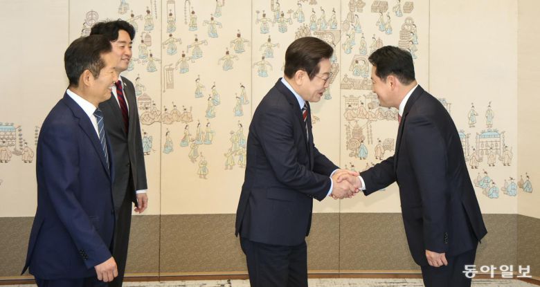 이재명 대통령이 8일 오전 서울 용산 대통령실에서 국민의힘 장동혁 대표와 오찬 회동을 갖기 전 인사를 하고 있다. 이 대통령이 여야 지도부와 회동하는 것은 지난 6월 22일 민주당 김병기 당시 대표 직무대행 겸 원내대표, 국민의힘 김용태 비상대책위원장과 오찬 회동을 한 지 78일 만이다. 송은석 기자 silverstone@donga.com