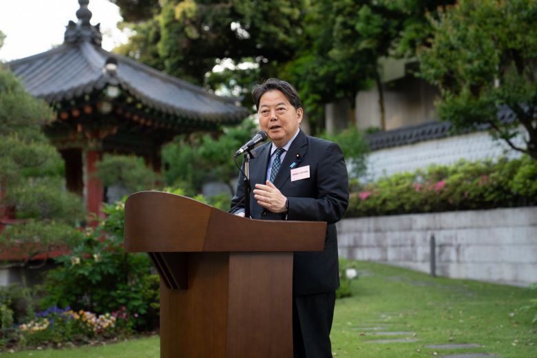 하야시 요시마사 일본 관방장관이 올 5월 7일 일본 도쿄 주일본 한국대사관에서 열린 행사에 참석해 발언하고 있다. 주일본 한국대사관 제공