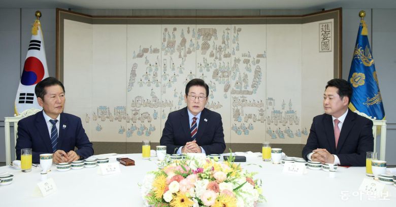 이재명 대통령이 8일 오전 서울 용산 대통령실에서 정청래 더불어민주당 대표, 장동혁 국민의힘 대표와 가진 여야 오찬 회동에서 모두발언을 하고 있다. 송은석 기자 silverstone@donga.com