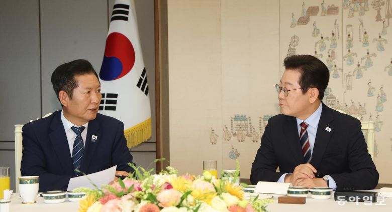 정청래 더불어민주당 대표가 8일 오전 서울 용산 대통령실에서 이재명 대통령, 장동혁 국민의힘 대표와 가진 여야 오찬 회동에서 모두발언을 하고 있다. 송은석 기자 silverstone@donga.com