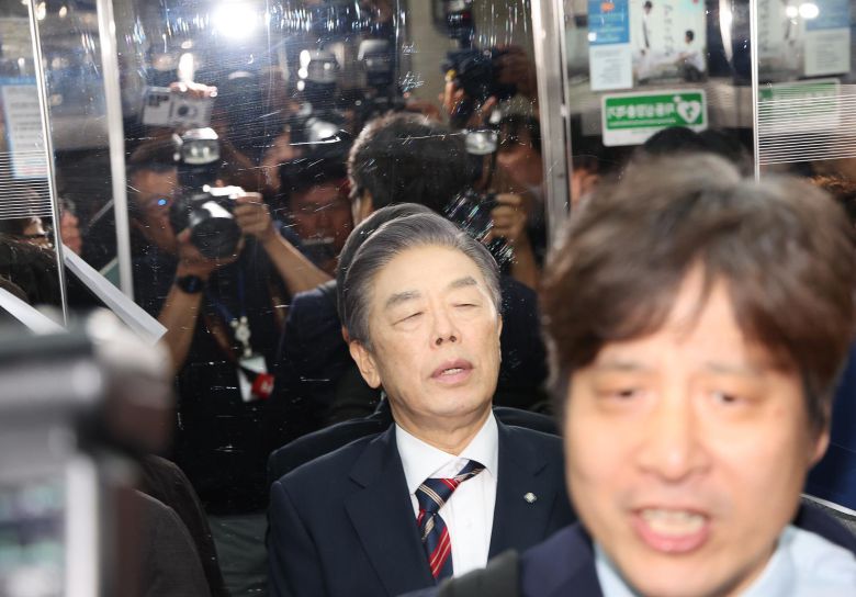 김형석 독립기념관장이 8일 오전 서울 여의도 국회 소통관에서 ‘독립기념관 바로 세우기’ 기자회견을 위해 이동하던 중 민주당 의원들의 항의를 받자 엘리베이터에 탑승해 있다. 2025.09.08. 뉴시스