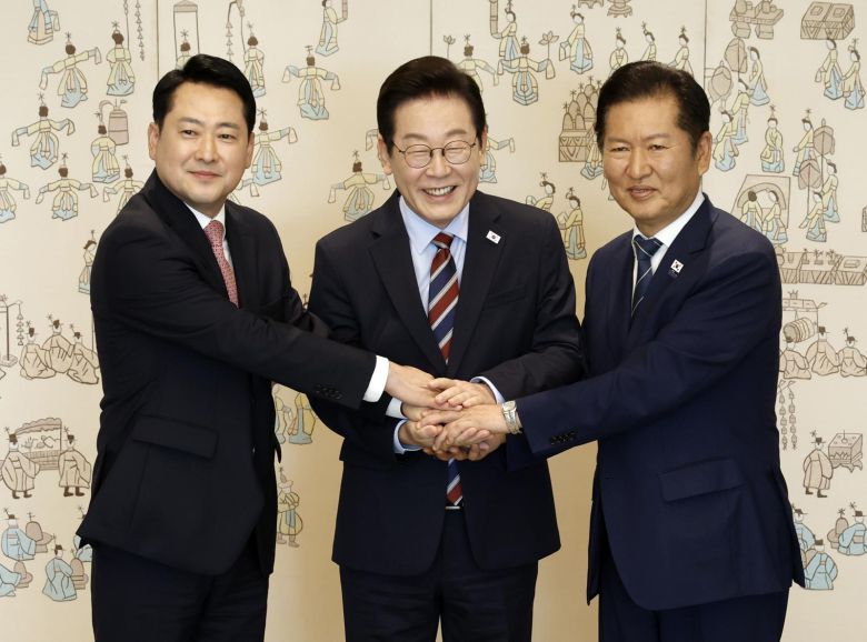 이재명 대통령이 8일 서울 용산 대통령실 청사에서 열린 여야 지도부 오찬 회동에서 정청래 더불어민주당 대표, 장동혁 국민의힘 대표와 기념촬영을 하고 있다. 2025.09.08. 뉴시스