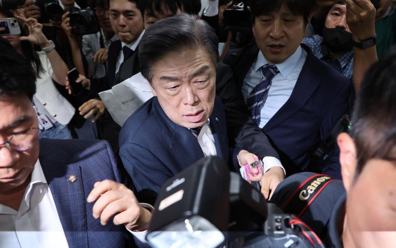 김형석 독립기념관장이 8일 오전 서울 여의도 국회 소통관에서 민주당 의원들의 항의를 받으며 ‘독립기념관 바로 세우기’ 기자회견을 위해 이동하고 있다. 2025.09.08. 뉴시스