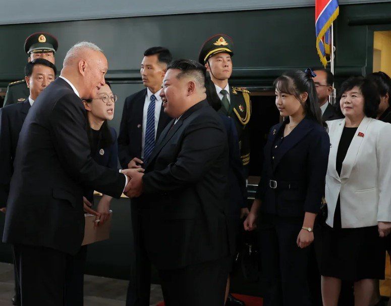 (평양 노동신문=뉴스1) = 김정은 북한 국무위원장이 지난 2일 중국의 항일전쟁 및 세계반파쇼전쟁 승리(전승절) 80주년 기념행사 참서을 위해 딸 주애와 함께 베이징에 도착해 영접을 받는 모습.