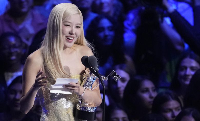 7일(현지 시간) 미국 뉴욕 UBS아레나에서 열린 ‘MTV 비디오 뮤직 어워즈(VMA)’에서 ‘올해의 노래’ 부문을 수상한 로제가 기뻐하고 있다. 뉴욕=AP 뉴시스