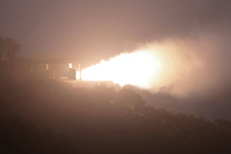 북한 노동당 기관지 노동신문은 9일 “김정은 총비서 동지께서 탄소섬유고체발동기 지상분출시험을 참관했다”면서 김 총비서가 국가 핵무력 확대 발전에 관한 당과 정부의 전략적 구상을 피력하고 일련의 ‘중대한 과업과 방향’을 제시했다고 보도했다. 평양 노동신문=뉴스1