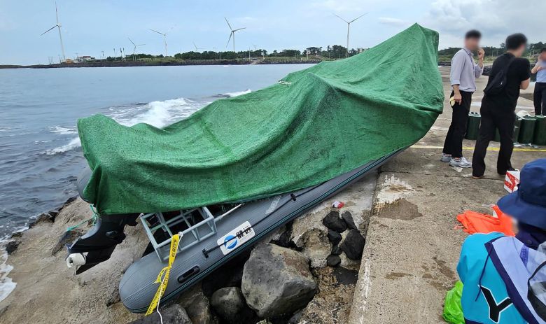 조사중인 밀입국 선박. 뉴시스