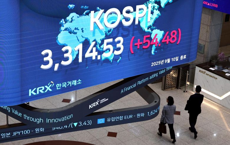 10일 여의도 한국거래소 전광판에 코스피 종가 지수가 전일 대비 54.48포인트 상승한 3314.53을 나타내고 있다.   코스피는 종가 기준 처음으로 3310선을 돌파하며 지난 2021년 7월 6일(종가 3305.21) 이후 역대 최고치를 경신했다. 2025.9.10 (서울=뉴스1)