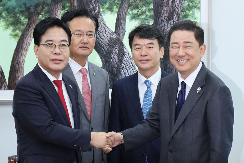 김병기 더불어민주당 원내대표와 송언석 국민의힘 원내대표가 10일 오후 서울 여의도 국회에서 원내대표 회동을 하고 있다. 왼쪽부터 송 원내대표, 유상범 원내수석, 문진석 원내수석, 김 원내대표. 2025.9.10/뉴스1