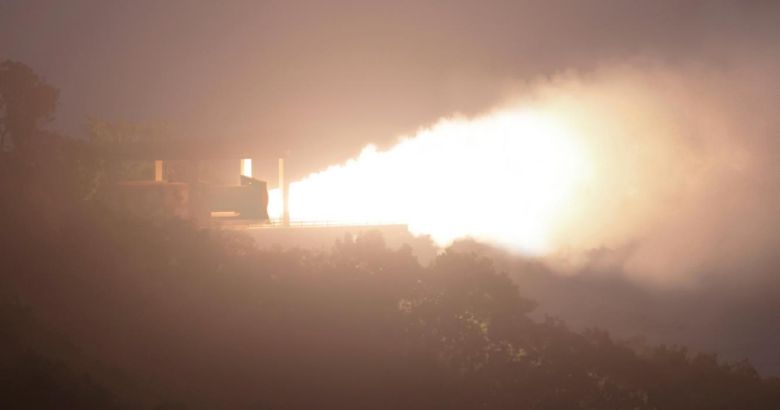 고체발동기가 분출하는 모습. 평양=노동신문 뉴스1