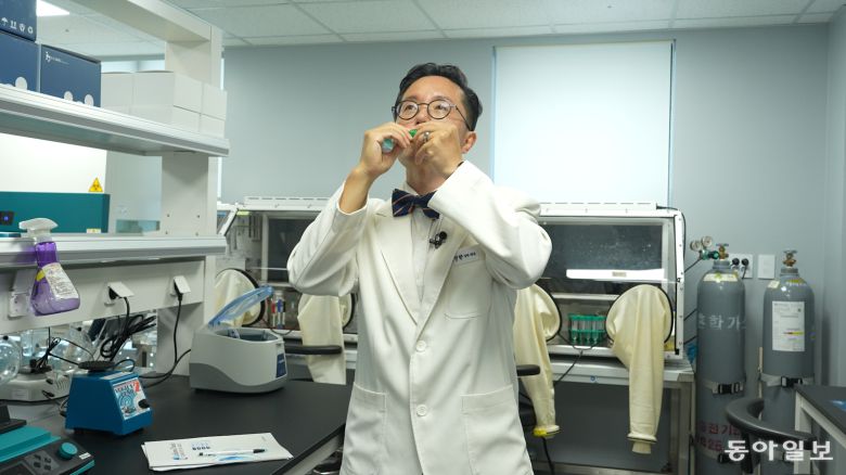 이진한 본보 의학전문기자가 직접 구강 건강상태를 파악하기 위해 유해균 검사를 하고 있다. 입안을 30초 가글하면 유해균 검사는 종료된다. 이진한 의학전문기자·의사 likeday@donga.com