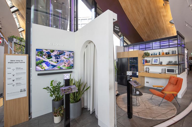 영국 런던에 있는 ‘삼성 킹스크로스’에 전시된 AI 홈. 삼성전자 제공.