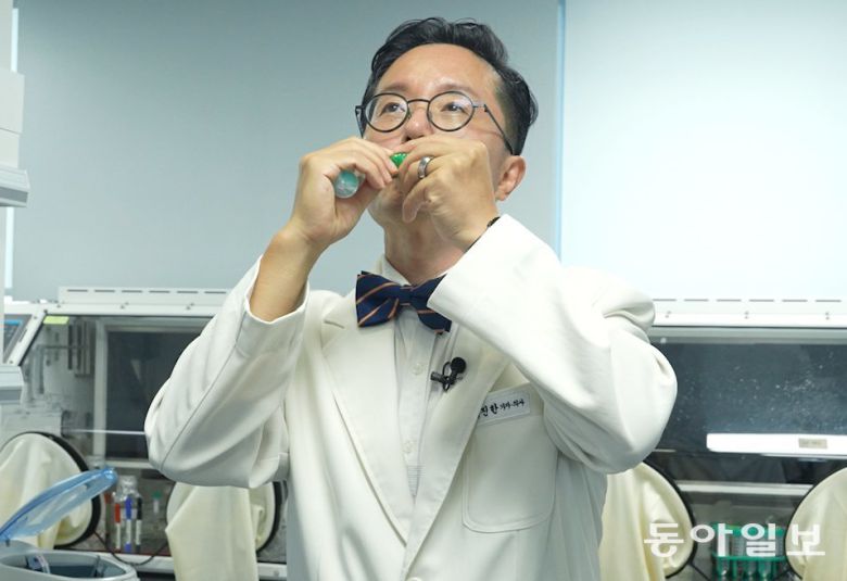 이진한 본보 의학전문기자가 직접 구강 건강 상태를 파악하기 위해 유해균 검사를 하고 있다. 입안을 30초 가글하면 유해균 검사는 종료된다. 이진한 의학전문기자·의사 likeday@donga.com