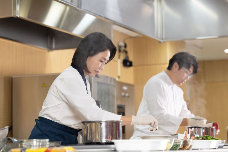 김혜경 여사가 11일 서울 광진구 세종대학교에서 열린 ‘삼삼한 요리 경연대회, K-퓨전 건강요리 만들기’에 참석해 잡채파스타를 만들고 있다. (사진=대통령실 제공) 2025.09.11.