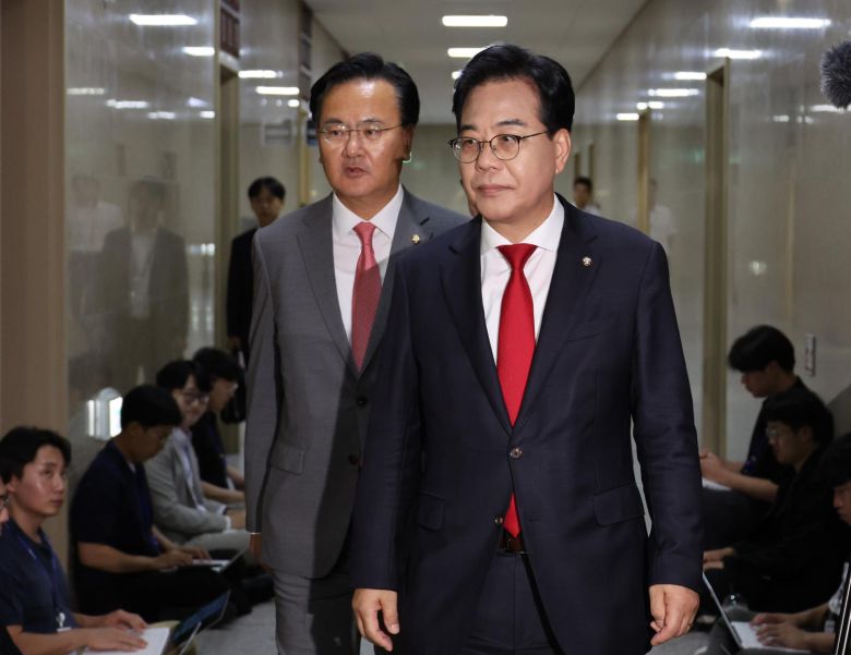 송언석(오른쪽) 국민의힘 원내대표와 유상범 원내운영수석부대표가 10일 오후 서울 여의도 국회에서 김병기 더불어민주당 원내대표와 회동을 위해 운영위원장실로 향하고 있다. 2025.09.10. 뉴시스