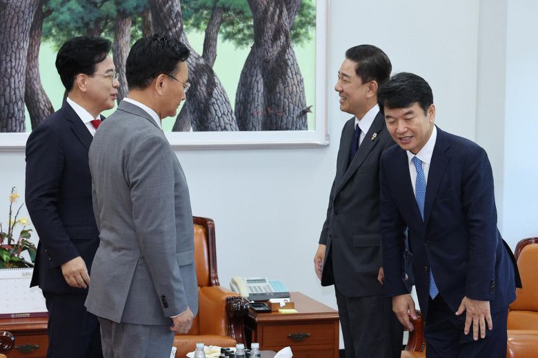 김병기 더불어민주당 원내대표와 송언석 국민의힘 원내대표가 10일 오후 서울 여의도 국회에서 원내대표 회동을 하고 있다.  왼쪽부터 송 원내대표 ,유상범 원내수석, 김 원내대표, 문진석 원내수석, 2025.9.10/뉴스1