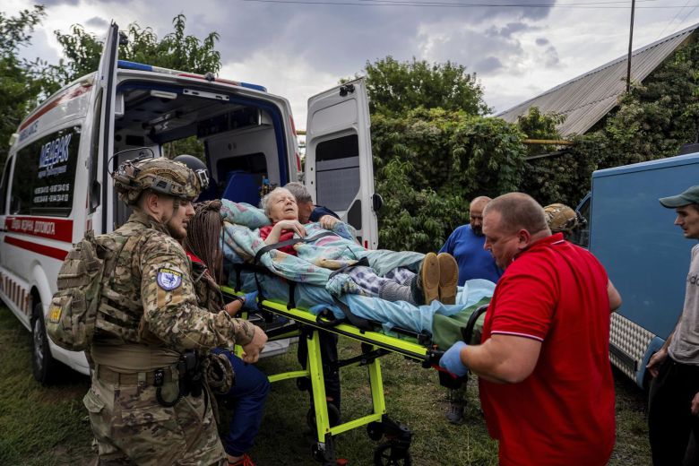 러, 우크라 동부선 민간인 표적 공습 9일 우크라이나 동부 도네츠크주 슬로우얀스크에서 러시아군의 공습을 받은 86세 여성 올라 트루시 씨가 응급차에 이송되고 있다. 이날 슬로우얀스크 인근 야로바 마을에서 트루시 씨를 포함한 우크라이나 노인 수십 명이 러시아의 활공 폭탄 공격을 받고 숨지거나 부상당했다. 슬로우얀스크=AP 뉴시스