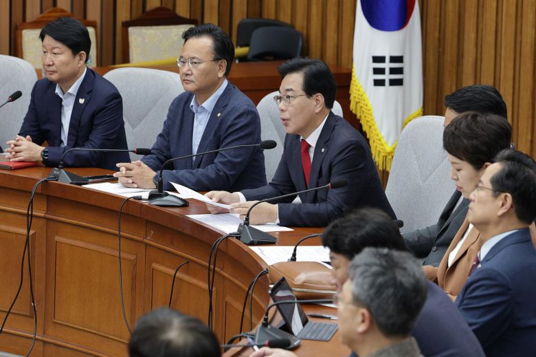 송언석 국민의힘 원내대표가 12일 오전 서울 여의도 국회에서 열린 원내대책회의에서 발언하고 있다. 뉴스1