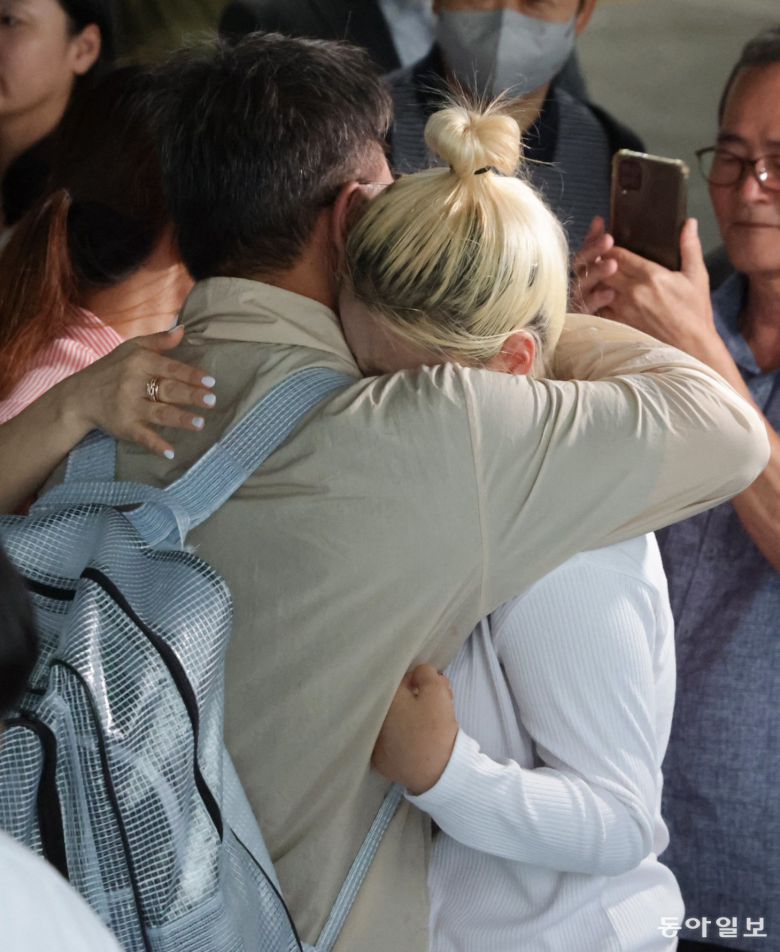 이민 단속으로 체포됐던 미국 현대차-LG엔솔 배터리공장 건설 현장 직원이 12일 인천국제공항 제2터미널로 귀국한 뒤 장기주차장에서 대기 중이던 가족과 만나 포옹하고 있다. 사진공동취재단/박형기 기자 oneshot@donga.com