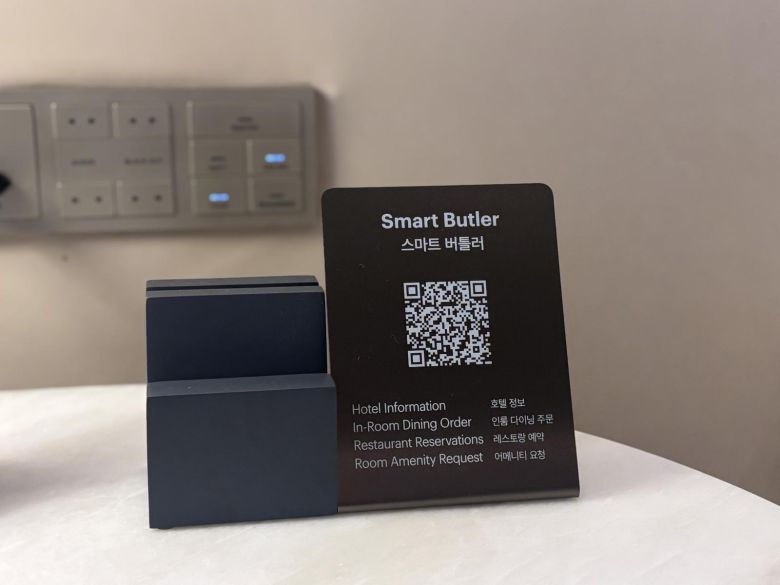 객실에 배치된 스마트 버틀러 QR코드. 황소영 기자 fangso@donga.com