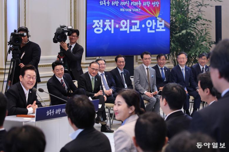 이재명 대통령이 취임 100일째가 되는 11일 오전 서울 청와대 영빈관에서 ‘회복을 위한 100일, 미래를 위한 성장’ 기자회견을 하고 있다. 2025.09.11 대통령실사진기자단 송은석 기자 silverstone@donga.com