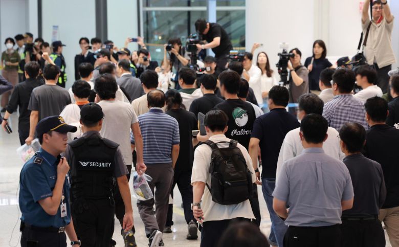 미국 이민당국에 의해 조지아주에 구금됐던 한국인 근로자들이 12일 인천국제공항 제2여객터미널 입국장을 나서고 있다. 2025.09.12. 사진공동취재단