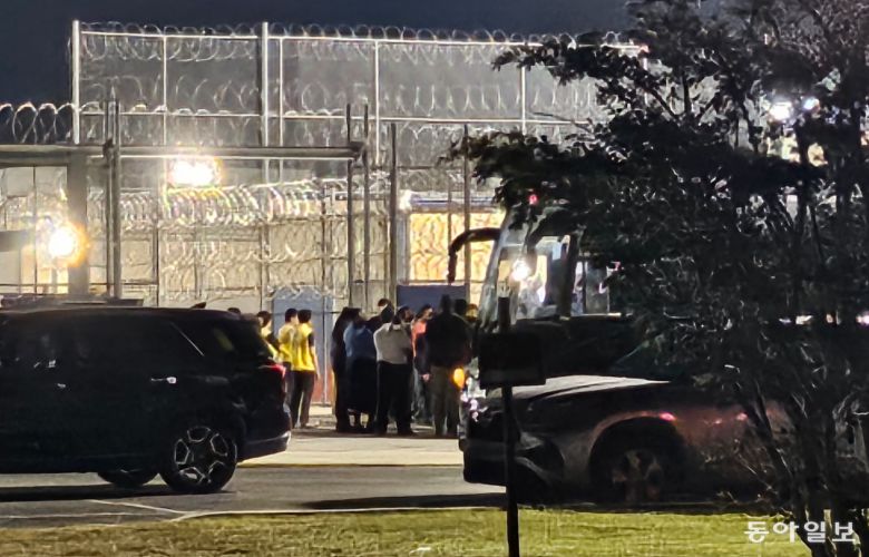 이민단속으로 체포됐던 현대차-LG엔솔 배터리공장 건설 현장 직원들이 11일(현지시간) 미국 조지아주 포크스턴의 이민세관단속국(ICE) 구금시설에서 풀려나 공항으로 이동하기 위해 버스에 탑승하고 있다. 포크스턴=신진우 특파원 niceshin@donga.com