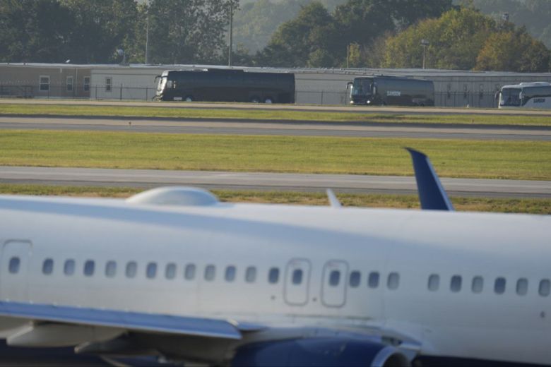 미국 하츠필드-잭슨 애틀랜타 국제공항에 한국인 노동자를 태운 버스가 도착하는 모습. 애틀랜타=AP뉴시스